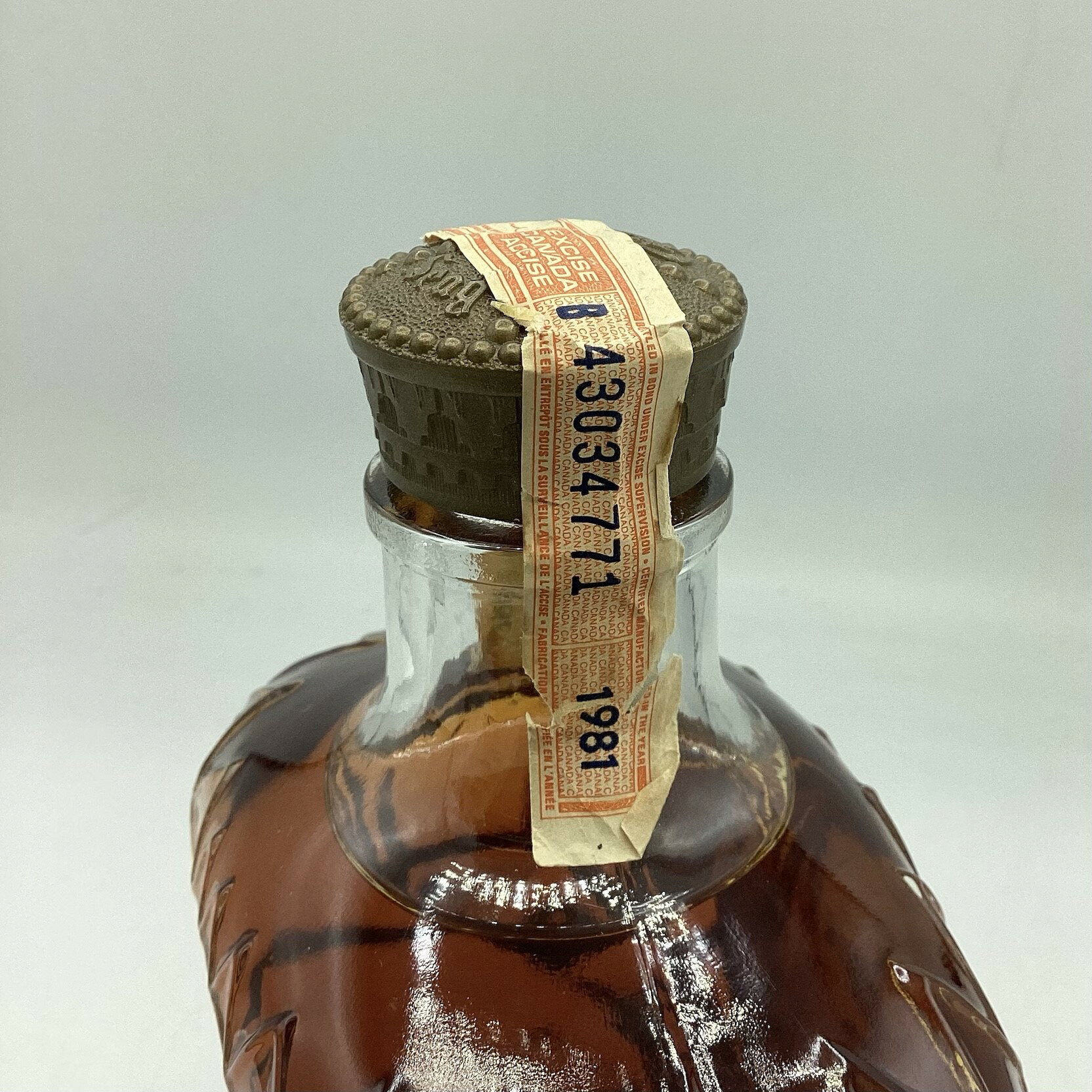 BO楽天市場店のクラウンローヤル 1981 750ml 40％ Crown Royal 1981 オールドボトル ヴィンテージウイスキー【二次流通品】｜アングル2