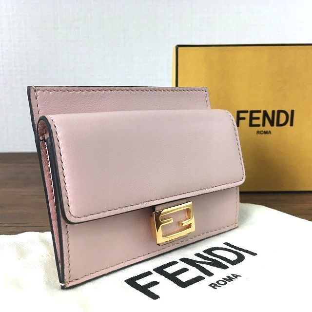 【中古】 送料込み！ 未使用品 FENDI コンパクトウォレット 8M0423 ピンク 箱付き 90