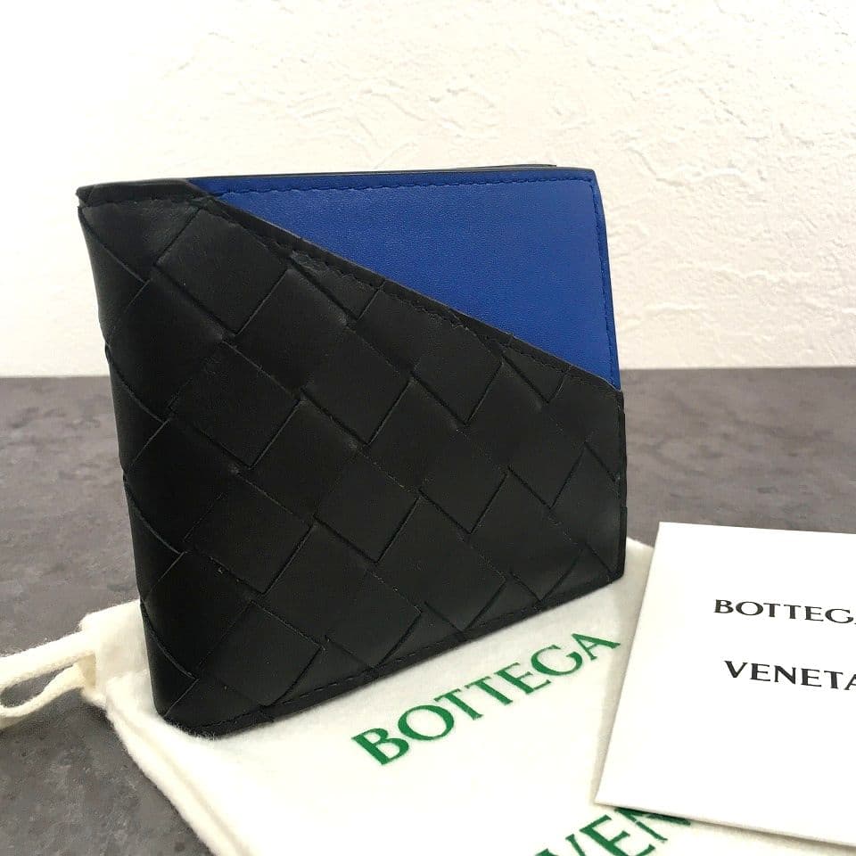 商品情報素材/材質ラムスキンサイズ/寸法W11cm・H9.5cm・D2cm商品説明管理番号：377ブランド名：ボッテガ・ヴェネタランク：SAカラー：ブラック×ブルー素　材：ラムスキンサイズ：W11cm・H9.5cm・D2cm　------------------札×2小銭×1カード×4外ポケット×1その他×2------------------ボッテガ・ヴェネタ正規品の二つ折り財布です。冊子・保存袋付きです。若干の使用感がございますが、特に目立ったダメージ等は無く、全体的に非常に綺麗な状態です。人気のマキシイントレチャートを採用した、存在感のある二つ折り財布です。上質で柔らかなラムスキンを使用し、ブラックの外装に鮮やかなブルーの内装を組み合わせた、ボッテガらしい洗練されたデザインです。コンパクトながら、お札・小銭・カードをしっかり収納でき、普段使いからビジネスシーンまで幅広くご活用いただけます。検索用ボッテガ イントレチャート コンパクトウォレット レザー 本革 財布 ウォレット ギフト プレゼント スーツ フォーマル 編み込み注意モニター発色の具合により色合いが異なる場合がございます。【中古】 BOTTEGA VENETA マキシイントレチャート 二つ折り財布 377 人気のマキシイントレチャートと上質なラムスキンが魅力。ブラック×ブルーの洗練されたデザインで、普段使いからビジネスシーンまで活躍するBOTTEGA VENETAの二つ折り財布。 5