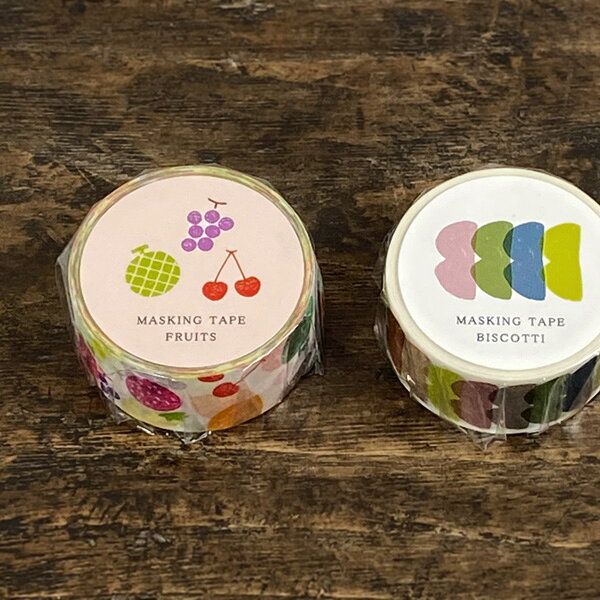 こちらの商品はメール便にてお届け出来ます。 ＜ 詳しくはこちら ＞ ビスコッティは「水縞 マスキングテープ 3時」 になりました。水縞 マスキングテープ (フルーツ・ビスコッティ) 柔らかな手触りが特徴的 水縞のマスキングテープです。 フルーツは、カラフルで愛らしい フルーツ柄が散りばめられています。 ビスコッティは、カラフルな 焼き菓子のようなデザインが ずらりと並んでいます。 従来のマスキングテープに比べて 和紙特有のざらっとした 柔らかな手触りが特徴的です。 メーカー 水縞・西東 サイズ テープ/約W2cm×7m巻き　パッケージ/φ4.2×H2cm 備考 ＊モニターの発色の具合によっては実際と色が異なる場合がございます。 ＊製法上、ひとつひとつ柄のでかたが異なりますがご了承ください。