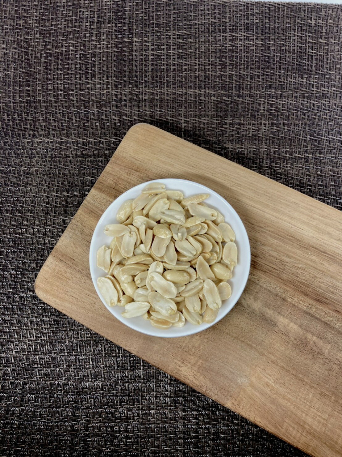 神戸のおまめさん みの屋直販店の楽天ランキング受賞 アメリカピーナツロースト1kg アメリカ産 自社焙煎 国内加工 落花生 素焼き 無塩 塩なし 皮なし ノンオイル ノンフライ 無植物油 オレイン酸 リノール酸 おやつ おつまみ 家呑み 宅呑み お徳用 大容量 業務用 チャック袋入り グルメ みのや｜アングル3