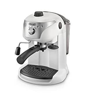 【中古】(非常に良い）デロンギ エスプレッソ＆カプチーノマシン EC221 ホワイト【メーカー名】DeLonghi(デロンギ)【メーカー型番】EC221W【ブランド名】DeLonghi(デロンギ)【商品説明】 こちらの商品は中古品となっております。 画像はイメージ写真ですので 商品のコンディション・付属品の有無については入荷の度異なります。 買取時より付属していたものはお付けしておりますが付属品や消耗品に保証はございません。 商品ページ画像以外の付属品はございませんのでご了承下さいませ。 中古品のため使用に影響ない程度の使用感・経年劣化（傷、汚れなど）がある場合がございます。 また、中古品の特性上ギフトには適しておりません。 製品に関する詳細や設定方法は メーカーへ直接お問い合わせいただきますようお願い致します。 当店では初期不良に限り 商品到着から7日間は返品を受付けております。 他モールとの併売品の為 完売の際はご連絡致しますのでご了承ください。 プリンター・印刷機器のご注意点 インクは配送中のインク漏れ防止の為、付属しておりませんのでご了承下さい。 ドライバー等ソフトウェア・マニュアルはメーカーサイトより最新版のダウンロードをお願い致します。 ゲームソフトのご注意点 特典・付属品・パッケージ・プロダクトコード・ダウンロードコード等は 付属していない場合がございますので事前にお問合せ下さい。 商品名に「輸入版 / 海外版 / IMPORT 」と記載されている海外版ゲームソフトの一部は日本版のゲーム機では動作しません。 お持ちのゲーム機のバージョンをあらかじめご参照のうえ動作の有無をご確認ください。 輸入版ゲームについてはメーカーサポートの対象外です。 DVD・Blu-rayのご注意点 特典・付属品・パッケージ・プロダクトコード・ダウンロードコード等は 付属していない場合がございますので事前にお問合せ下さい。 商品名に「輸入版 / 海外版 / IMPORT 」と記載されている海外版DVD・Blu-rayにつきましては 映像方式の違いの為、一般的な国内向けプレイヤーにて再生できません。 ご覧になる際はディスクの「リージョンコード」と「映像方式※DVDのみ」に再生機器側が対応している必要があります。 パソコンでは映像方式は関係ないため、リージョンコードさえ合致していれば映像方式を気にすることなく視聴可能です。 商品名に「レンタル落ち 」と記載されている商品につきましてはディスクやジャケットに管理シール（値札・セキュリティータグ・バーコード等含みます）が貼付されています。 ディスクの再生に支障の無い程度の傷やジャケットに傷み（色褪せ・破れ・汚れ・濡れ痕等）が見られる場合がありますので予めご了承ください。 2巻セット以上のレンタル落ちDVD・Blu-rayにつきましては、複数枚収納可能なトールケースに同梱してお届け致します。 トレーディングカードのご注意点 当店での「良い」表記のトレーディングカードはプレイ用でございます。 中古買取り品の為、細かなキズ・白欠け・多少の使用感がございますのでご了承下さいませ。 再録などで型番が違う場合がございます。 違った場合でも事前連絡等は致しておりませんので、型番を気にされる方はご遠慮ください。 ご注文からお届けまで 1、ご注文⇒ご注文は24時間受け付けております。 2、注文確認⇒ご注文後、当店から注文確認メールを送信します。 3、お届けまで3-10営業日程度とお考え下さい。 　※海外在庫品の場合は3週間程度かかる場合がございます。 4、入金確認⇒前払い決済をご選択の場合、ご入金確認後、配送手配を致します。 5、出荷⇒配送準備が整い次第、出荷致します。発送後に出荷完了メールにてご連絡致します。 　※離島、北海道、九州、沖縄は遅れる場合がございます。予めご了承下さい。 当店ではすり替え防止のため、シリアルナンバーを控えております。 万が一、違法行為が発覚した場合は然るべき対応を行わせていただきます。 お客様都合によるご注文後のキャンセル・返品はお受けしておりませんのでご了承下さい。 電話対応は行っておりませんので、ご質問等はメッセージまたはメールにてお願い致します。