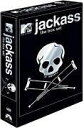 【中古】Jackass - the Box Set [Import anglais]【メーカー名】【メーカー型番】【ブランド名】【商品説明】 こちらの商品は中古品となっております。 画像はイメージ写真ですので 商品のコンディション・付属品の有無については入荷の度異なります。 買取時より付属していたものはお付けしておりますが付属品や消耗品に保証はございません。 商品ページ画像以外の付属品はございませんのでご了承下さいませ。 中古品のため使用に影響ない程度の使用感・経年劣化（傷、汚れなど）がある場合がございます。 また、中古品の特性上ギフトには適しておりません。 製品に関する詳細や設定方法は メーカーへ直接お問い合わせいただきますようお願い致します。 当店では初期不良に限り 商品到着から7日間は返品を受付けております。 他モールとの併売品の為 完売の際はご連絡致しますのでご了承ください。 プリンター・印刷機器のご注意点 インクは配送中のインク漏れ防止の為、付属しておりませんのでご了承下さい。 ドライバー等ソフトウェア・マニュアルはメーカーサイトより最新版のダウンロードをお願い致します。 ゲームソフトのご注意点 特典・付属品・パッケージ・プロダクトコード・ダウンロードコード等は 付属していない場合がございますので事前にお問合せ下さい。 商品名に「輸入版 / 海外版 / IMPORT 」と記載されている海外版ゲームソフトの一部は日本版のゲーム機では動作しません。 お持ちのゲーム機のバージョンをあらかじめご参照のうえ動作の有無をご確認ください。 輸入版ゲームについてはメーカーサポートの対象外です。 DVD・Blu-rayのご注意点 特典・付属品・パッケージ・プロダクトコード・ダウンロードコード等は 付属していない場合がございますので事前にお問合せ下さい。 商品名に「輸入版 / 海外版 / IMPORT 」と記載されている海外版DVD・Blu-rayにつきましては 映像方式の違いの為、一般的な国内向けプレイヤーにて再生できません。 ご覧になる際はディスクの「リージョンコード」と「映像方式※DVDのみ」に再生機器側が対応している必要があります。 パソコンでは映像方式は関係ないため、リージョンコードさえ合致していれば映像方式を気にすることなく視聴可能です。 商品名に「レンタル落ち 」と記載されている商品につきましてはディスクやジャケットに管理シール（値札・セキュリティータグ・バーコード等含みます）が貼付されています。 ディスクの再生に支障の無い程度の傷やジャケットに傷み（色褪せ・破れ・汚れ・濡れ痕等）が見られる場合がありますので予めご了承ください。 2巻セット以上のレンタル落ちDVD・Blu-rayにつきましては、複数枚収納可能なトールケースに同梱してお届け致します。 トレーディングカードのご注意点 当店での「良い」表記のトレーディングカードはプレイ用でございます。 中古買取り品の為、細かなキズ・白欠け・多少の使用感がございますのでご了承下さいませ。 再録などで型番が違う場合がございます。 違った場合でも事前連絡等は致しておりませんので、型番を気にされる方はご遠慮ください。 ご注文からお届けまで 1、ご注文⇒ご注文は24時間受け付けております。 2、注文確認⇒ご注文後、当店から注文確認メールを送信します。 3、お届けまで3-10営業日程度とお考え下さい。 　※海外在庫品の場合は3週間程度かかる場合がございます。 4、入金確認⇒前払い決済をご選択の場合、ご入金確認後、配送手配を致します。 5、出荷⇒配送準備が整い次第、出荷致します。発送後に出荷完了メールにてご連絡致します。 　※離島、北海道、九州、沖縄は遅れる場合がございます。予めご了承下さい。 当店ではすり替え防止のため、シリアルナンバーを控えております。 万が一、違法行為が発覚した場合は然るべき対応を行わせていただきます。 お客様都合によるご注文後のキャンセル・返品はお受けしておりませんのでご了承下さい。 電話対応は行っておりませんので、ご質問等はメッセージまたはメールにてお願い致します。