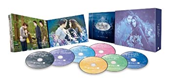 【中古】「非常に良い」“Twilight Forever%ダブルクォーテ% コンプリート・サーガ メモリアル Blu-ray BOX (数量限定生産)【メーカー名】角川書店【メーカー型番】【ブランド名】【商品説明】この度は当商品をご覧いただき、誠にありがとうございます。 商品状態について 中古品としては使用感が少なく、全体的にきれいな状態です。 初期不良について 当店では、商品到着後1週間以内にご連絡をいただいた初期不良につきましては、 返品・交換・修理にて対応させていただいております。 万が一不具合がございました場合は、お早めにご連絡ください。 商品の色味について お使いのモニター設定やお部屋の照明環境等により、 実際の商品と色味が異なって見える場合がございます。 あらかじめご了承くださいますようお願いいたします。 在庫について 当商品は他モールとの併売商品となっております。 そのため、ご注文のタイミングによっては在庫切れとなる場合がございます。 その際は、速やかにご連絡させていただきますので、あらかじめご了承ください。 発送について ご注文確認後、順次発送の手配を行っております。 お届けまでの目安は、3-10日程度となります。 ご注文からお届けまでの流れ 1．ご注文 　ご注文は24時間受け付けております。 2．ご注文確認 　ご注文後、当店よりご注文確認メールをお送りいたします。 3．発送準備期間 　お届けまで3-10営業日程度を目安にお考えください。 　※海外在庫品の場合は、3週間程度お時間をいただく場合がございます。 4．ご入金確認 　前払い決済をご選択の場合は、ご入金確認後に発送手配を行います。 5．出荷 　配送準備が整い次第、商品を出荷いたします。 　発送後は、出荷完了メールにてご案内いたします。 ご注意事項 ・お客様都合によるご注文後のキャンセル・返品はお受けしておりません。 ・誠に恐れ入りますが、電話での対応は行っておりません。 　ご質問やお問い合わせは、メッセージまたはメールにてお願いいたします。 ご不明な点がございましたら、お気軽にお問い合わせください。 最後までお読みいただき、誠にありがとうございます。