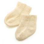 ガラ紡の赤ちゃん靴下 益久染織研究所 柔肌の赤ちゃんに。綿花そのままの生成の靴下 細いガラ紡糸をふんわりと編み上げました。自分で動き回ることが出来るようになる前の少しの間、このくつしたで小さな足を包んであげてください。