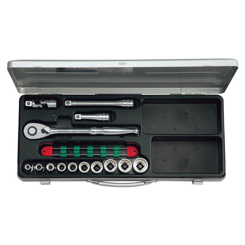 京都機械工具(KTC) ソケット レンチセット TB410X 差込角:12.7mm 14点 1セット●自動車整備・機械整備に最適です。●ユーザーニーズに合わせた入組内容、使い勝手を考えたレイアウトです。●トレイは割れにくく、丈夫で耐久性に優れた樹脂成形品です。●メタルケース(EKB-2)付です。●自動車整備・機械整備に最適。●差込角(mm):12.7●ソケット内容(mm):6角:8、10、12、12角:13、14、17、19、21、22、24●ハンドル内容:ラチェットハンドル、エクステンションバー(75、150)、ユニバーサルジョイント●セット内容(点):14●差込角:12.7mm(1/2 inch)●質量(kg):3.5●メタルケース付(寸法:外寸455mm×190mm×60mm)●セット入数(点):14●ソケットホルダ複数店舗にて販売をしておりますため、在庫データの更新が間に合わず、欠品にも関わらず、注文ができる場合がございます。その際は、キャンセルにて対応を取らせていただきます。当店はお電話のお問い合わせはお受けしておりませんので、ご了承ください。お問い合わせは、問い合わせフォームにてお願いをいたします。