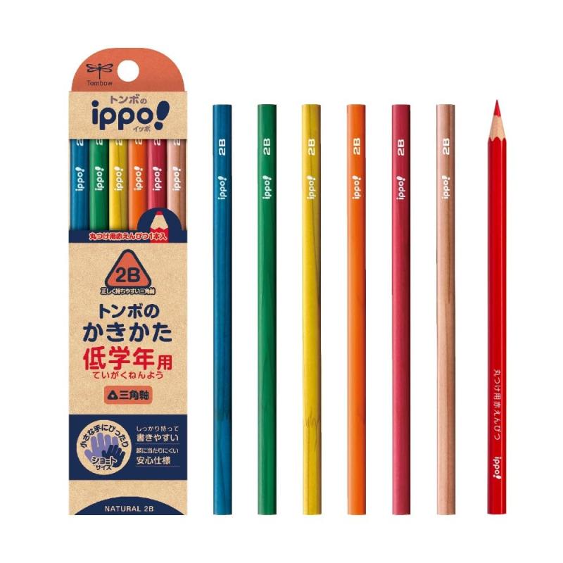 トンボ鉛筆 三角鉛筆 2B (赤鉛筆1本入り) 正しい持ち方が身に着く三角軸 ippo 低学年用かきかた鉛筆 ナチュラル MP-SEPA01-2B【低学年用かきかたえんぴつ】低学年のお子様の小さな手にぴったりの長さの鉛筆【硬度】2B 【鉛筆の長さ】161mm【軸】三角軸、角を丸くしたやさしい仕様【入数】鉛筆11本、赤鉛筆1本【用途】事務・学習複数店舗にて販売をしておりますため、在庫データの更新が間に合わず、欠品にも関わらず、注文ができる場合がございます。その際は、キャンセルにて対応を取らせていただきます。当店はお電話のお問い合わせはお受けしておりませんので、ご了承ください。お問い合わせは、問い合わせフォームにてお願いをいたします。