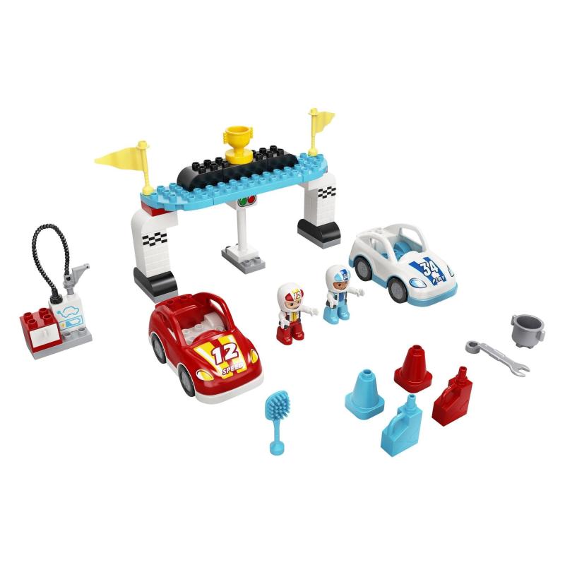 レゴ(LEGO) デュプロ デュプロのまち レースカー 10947 おもちゃ レーシングカー 男の子 女の子 2歳以上デュプロのまち レースカー(10947)は、お子さまをワクワクさせるごっこ遊びの可能性に満ちたカラフルな知育玩具です。ヘルメットをかぶった男女ドライバーのデュプロフィギュア2体、「おしてGO」機能付きレースカー2台、各種アクセサリー(トロフィー、フラッグ、充電スタンド、カラーコーン、洗車道具)が付属しています。楽しいレースごっこを通して、お子さまの手先の器用さがアップし、家族だんらんの大切さを学べます。遊びながら楽しく学び、お子さまの可能性を無限に広げる、機能満載の知育玩具です。一緒に過ごすかけがえのない時間の中に、お子さまの成長を確認することができます。(対象年齢:2才以上)他のデュプロのまち セットと組み合わせれば、遊びの世界がさらに広がります。(サイズ:高さ約19cm×幅約50cm×奥行約25cm)複数店舗にて販売をしておりますため、在庫データの更新が間に合わず、欠品にも関わらず、注文ができる場合がございます。その際は、キャンセルにて対応を取らせていただきます。当店はお電話のお問い合わせはお受けしておりませんので、ご了承ください。お問い合わせは、問い合わせフォームにてお願いをいたします。