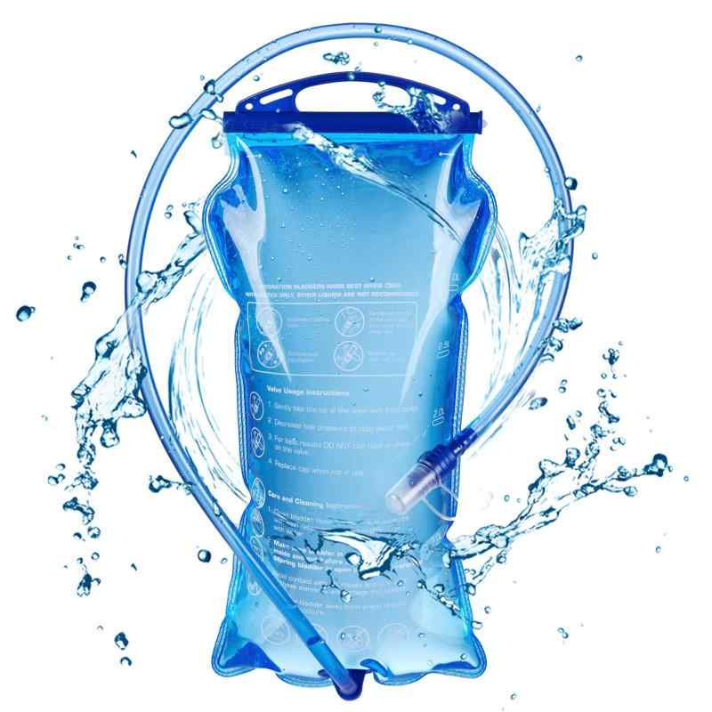 TRIWONDER ハイドレーション 給水袋 水分補給 給水リザーバー ウォーターキャリー 防災 ハイキング 登山 ランニング サイクリング 1.5L 2L 3L (3L (PEVA))【食品グレード素材】BPA・PVCフリーのPEVA素材を採用し、無臭・無味で飲み物の風味を損なわない給水袋。抗菌加工により雑菌の繁殖を抑え、暑い日や長時間の使用でも清潔を保てます。登山・ハイキング・ランニング・サイクリング・防災など、幅広いシーンで活躍します【スムーズ給水＆運動中も快適】飲み口を引き上げて軽く噛むだけで水が出る噛みバルブ式。ザックを下ろさずそのまま給水でき、トレイルやライド中でも動きを止めずに使用可能。使用しない時は押し込んでロックでき、持ち運び時の水漏れも防ぎます【しっかり密閉＆漏れにくい構造】水止めスイッチ付きで不用意な水漏れを防止。シンプルな操作で初めての方でも扱いやすく、シーリングクリップ式の開口部がしっかり密閉。空気を抜きやすく、使用中の揺れも軽減できるため、移動中やバッグ内でも安心して携帯できます【大開口で給水・お手入れ簡単】広い開口部で水や氷も入れやすく、補充がスムーズ。内部まで手やブラシが届きやすく、しっかり洗えて乾かしやすい設計。夏場は氷を入れて背中を冷やしながら使えるため、アウトドアやフェスにも便利です【選べる容量＆使用上の注意】1.5L・2L・3Lのサイズ展開で、日帰りから長時間のアクティビティまで対応。軽量で柔軟な素材はランニングリュックにフィットしやすい。耐熱温度0℃〜50℃（熱湯不可）、牛乳・ジュース不可。ホースは取り外し不可の一体型仕様です複数店舗にて販売をしておりますため、在庫データの更新が間に合わず、欠品にも関わらず、注文ができる場合がございます。その際は、キャンセルにて対応を取らせていただきます。当店はお電話のお問い合わせはお受けしておりませんので、ご了承ください。お問い合わせは、問い合わせフォームにてお願いをいたします。