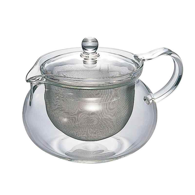 HARIO(ハリオ) 茶茶急須 丸 実用容量700ml 耐熱ガラス プレゼント ギフト 贈り物 CHJMN-70T本体重量:0.305kg原産国 : 本体・フタ/日本製 茶こし/中国製 この製品は日本で品質管理し、組立てたものです。サイズ:幅17.3×奥行13.2×高10.8cm、口径:10.7cm食洗器可、熱湯可耐熱ガラス製の急須なので、お茶の色合いが目で愉しめます。容量:実用容量 700ml(満水容量 750ml)材質:本体・フタ/耐熱ガラス、茶こし/ステンレスメーカー型番:CHJMN-70T直火不可持ちやすい丸形のツマミ複数店舗にて販売をしておりますため、在庫データの更新が間に合わず、欠品にも関わらず、注文ができる場合がございます。その際は、キャンセルにて対応を取らせていただきます。当店はお電話のお問い合わせはお受けしておりませんので、ご了承ください。お問い合わせは、問い合わせフォームにてお願いをいたします。