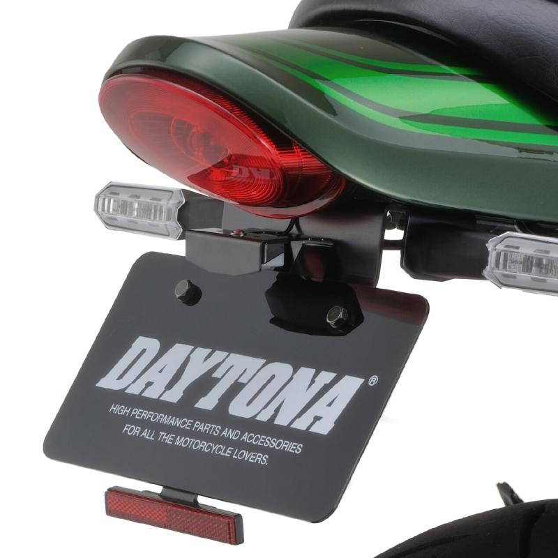 デイトナ(Daytona) Z900RS/CAFE(18-24)専用 フェンダーレス LEDナンバー灯&amp;リフレクター&amp;ウインカーステー付属 新保安基準適合 LEDフェンダーレスキット 98049適合車種:Z900RS(18-24)、Z900RS CAFE(18-24)スタイリッシュなリア周りを演出するフェンダーレスキットLEDライセンスランプ / スリムリフレクター付属2021年新基準適合品。新基準のナンバー角度40度に対応純正ウインカーを取り付け可能複数店舗にて販売をしておりますため、在庫データの更新が間に合わず、欠品にも関わらず、注文ができる場合がございます。その際は、キャンセルにて対応を取らせていただきます。当店はお電話のお問い合わせはお受けしておりませんので、ご了承ください。お問い合わせは、問い合わせフォームにてお願いをいたします。