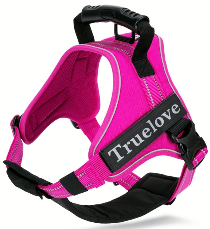 cocomall 2WAY喉に優しい犬ハーネス 負担軽減犬用ハーネス TRUE LOVE 犬用胴輪 ドッグ ペット用品 3M反射材料 訓練 お出かけ ナイロン素材 小型犬、中型犬、大型犬に向け 通気性 調節可2WAY使用：以前のより完璧なデザインで、とても使用しやすく、ハーネス胸の部分取り外せる可能です。洗濯便利、速乾性もよい。3M反射ステッチ：ハーネスはかわいいだけでなく、夜になると反射するので、暗い夜道でも目立ちます。入射した方向に対して集中的に反射するため、ライトに照らされると、遠くからでもよく見えます。また、TRUE LOVEマジックテープ も取り外せる可能です。高級なナイロンオックスフォード素材：愛犬のカラダに触れる部分はすべて上質の生地が覆っています。そのため、肌触りがソフトで、摩擦による痛みはありません。ハーネスの裏側は柔らかい素材で、生地も厚めなので、散歩中わんちゃんの体への負担を軽減できます。犬用ハーネスは、引っ張っても圧力が体全体に分散されます。安定感が増すので、バランスよく歩けるようになり、心地好くお散歩できます。アルミニウム素材のDカン、背中部分にPVCハンドルが付き、車載功能：耐衝撃性に優れたアルミニウムDカンの留め具は高い引張り強さ、耐腐食性と硬度がある。それに、背中部分にPVCハンドルがついたハーネスです。ハンドルがあると色々な場面で とっても便利。持つことで、車内でベルトと繋がって愛犬の飛び出しなども防ぐことができます。調節できる、操作簡単：頭からかぶってとめるだけ、抱き上げる必要がありませんのでシニア犬にも楽々取付。アジャスターで幅広いサイズに調整可能。一度サイズを調節を行えばバックルロックで止めるだけの簡単着脱仕様。複数店舗にて販売をしておりますため、在庫データの更新が間に合わず、欠品にも関わらず、注文ができる場合がございます。その際は、キャンセルにて対応を取らせていただきます。当店はお電話のお問い合わせはお受けしておりませんので、ご了承ください。お問い合わせは、問い合わせフォームにてお願いをいたします。