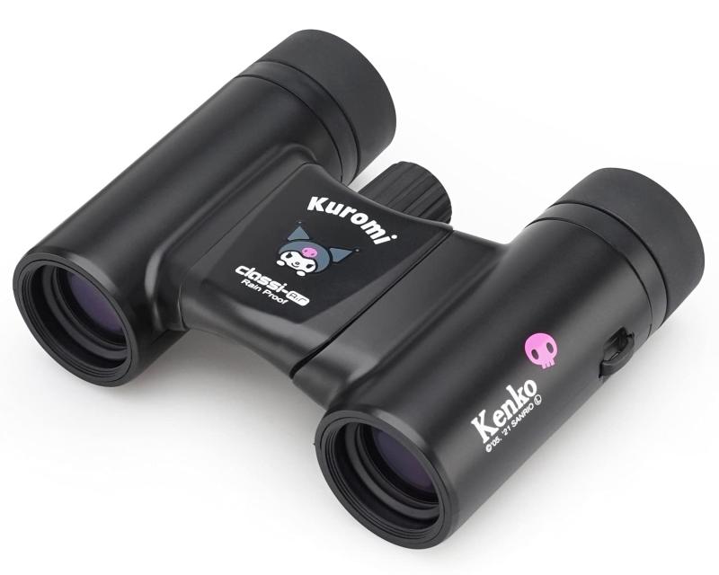 ケンコー(Kenko) サンリオ双眼鏡 コンサート用 8倍 21口径 超軽量&amp;超コンパクト レインプルーフ マルチコーティング クロミ SK-CL0821KU【超軽量コンパクトタイプ】重量たったの170g。軽量かつコンパクトで、折りたためばさらに小さく。【レインプルーフ設計】突然の雨に濡れても安心。【マルチコート（高透過多層膜）採用】高い光の透過で、抜けのいい明るい視界を実現しました。【ニュートラル性の高い視界】色の再現性が高く、クリアできれいな像を楽しめます。【ツイストアップ＆大きめの見口】見口を回転させて簡単にアイポイントを調節できます。また、大きめの見口でまつ毛が当たりにくく、ストレスなく見ることができます。(C) '21 SANRIO CO.,LTD.APPR. NO. S620399複数店舗にて販売をしておりますため、在庫データの更新が間に合わず、欠品にも関わらず、注文ができる場合がございます。その際は、キャンセルにて対応を取らせていただきます。当店はお電話のお問い合わせはお受けしておりませんので、ご了承ください。お問い合わせは、問い合わせフォームにてお願いをいたします。