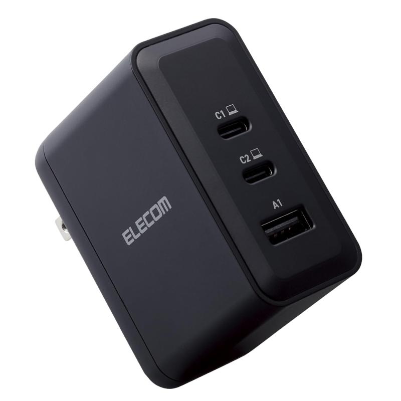 エレコム 充電器 100W 3ポート USB PD対応 急速充電器 3台同時充電 折りたたみ式プラグ PSE技術基準適合 ブラック ACDC-PD65100BK3つのポートで、スマートフォン・タブレット・ノートパソコンを同時に充電OK。複数のデバイスの充電を一つにまとめられる高出力のUSB AC充電器です。ノートパソコンの充電が可能な、USB Power Delivery対応製品です。ノートパソコン購入時についてくる付属のACアダプターに代えて使用できるので、2台目としてもおすすめです。出社と在宅勤務を組み合わせたハイブリッドワークの際も、2台あればオフィスと自宅にそれぞれ置きっぱなしにでき、充電器の持ち運びから解放されます。ノートパソコン付属のACアダプターと形状が違っていてもUSB Type-C(TM)ポートから充電できます。ただし、USB Type-CポートからのUSB Power Delivery規格での充電に対応した機器のみ充電可能です。USB Power Delivery規格100Wまでで充電できる機器に限ります。ノートパソコン付属のACアダプターと違い必要な長さのケーブルを選んで使えるから、長すぎるケーブルでごちゃつきがちなデスク周りもこれですっきり。スペースを広々使えます。複数店舗にて販売をしておりますため、在庫データの更新が間に合わず、欠品にも関わらず、注文ができる場合がございます。その際は、キャンセルにて対応を取らせていただきます。当店はお電話のお問い合わせはお受けしておりませんので、ご了承ください。お問い合わせは、問い合わせフォームにてお願いをいたします。