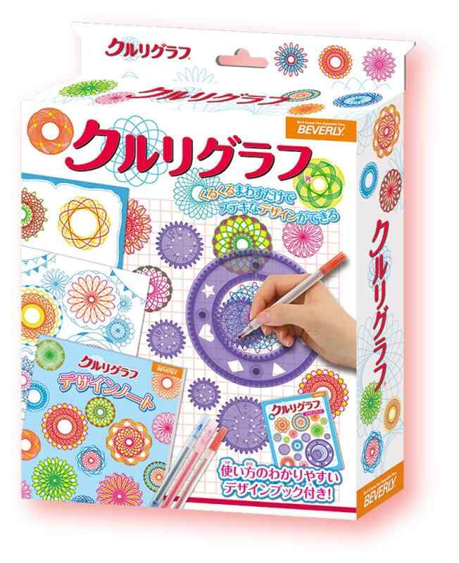 クルリグラフ 【くるくる回すだけで模様が描ける】【作品例いっぱい】 ビバリーくるくるまわすだけでステキなデザインが描けちゃう市販されているほとんどのペンやマーカーで遊ぶことができます。素敵なオリジナルデザインを作っちゃおう 使い方やデザインパターンが描かれたデザインブック付きセット内容:ペン3本(細・太書き)・デザインブック1冊(10枚)・クルリグラフケース1個・ギア5個・リング1個複数店舗にて販売をしておりますため、在庫データの更新が間に合わず、欠品にも関わらず、注文ができる場合がございます。その際は、キャンセルにて対応を取らせていただきます。当店はお電話のお問い合わせはお受けしておりませんので、ご了承ください。お問い合わせは、問い合わせフォームにてお願いをいたします。