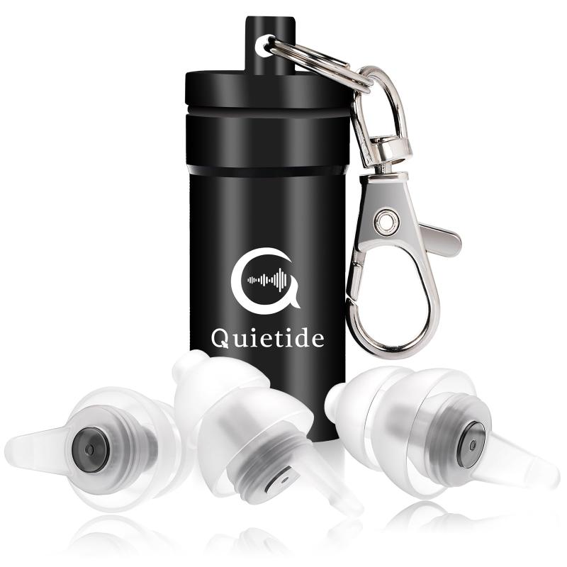 Quietide 耳栓 安眠 防音 睡眠用耳栓 小さいサイズ フィルター搭載 遮音値32dB 飛行機 仕事 勉強 繰り返し使用可能 携帯ケース付き 日本語説明書付 Q5 透明黒【SNR32dBのフィルター搭載　音ストレスから解放】 Quietide耳栓は、独自開発のSNR32dBフィルターを搭載し、周囲の騒音のボリュームを調整でき、不要な騒音を効果的に遮断できます。例えば、電車車内大きな話声は約80dBで、【Quietide耳栓】を使用すると、約50dBまで減少します。一般的な静かなオフィスにいる時とほぼ同じ環境になり、音ストレスから解放されます。外界音を完全に塞がず、高い音から低い音までの全ての音域で音圧を32dB減衰します。必要な音、アラームや警報、周囲の異常音を聞き逃すことはありません。災害時、逃げ遅れることなく、安心して休むことができます。（＊音を聞こえないことを重視する方には、おすすめできません。）【日本人向けの耳栓 快適なつけ心地】 Quietide耳栓は、人間工学に基づいた画期的なデザインを採用し、日本人の外耳道に合わせて設計されています。2点傘の特殊構造で耳穴に吸い付くようなフィット感があり、睡眠中でも抜け落ちません。環境保護素材を使用しており、柔軟性抜群で、長時間装着しても耳が痛くなりません。日本人向けのデザインで、耳栓のサイズは日本人の耳道に合わせており、自然にフィットして違和感が少なくなっています。気圧調整機能が付いており、耳が詰まるような不快感はありません。取り外し部分を短く設計しているため、寝返りをする際に邪魔になることがありません。【繰り返し使用可能＆紛失防止】水洗いすることで再使用でき、いつでも清潔に保てます。長期間使用しても弾力が失われることはなく、何度でも繰り返し使用できます。予備用1個を含む3個耳栓セット、片方を紛失しても引き続き使用できます。アルミ製のケースに収納し、持ち運びも簡単です。また、耳栓の着脱も簡単で、耳栓の先端のハンドルを握ってゆっくりと外耳道に挿入し、耳の形に合わせてフィットさせます（耳が快適である限り）。不要になった場合は、ハンドルを握ってゆっくり取り外します。膨らむボリウレタン製の耳栓が苦手な人やポリウレタン製の耳栓にアレルギーが出る人にはお勧めです。【様々なシーンで大活躍】家庭や滞在先のホテル、キャンプ場、飛行機などでの睡眠時、仕事や勉強、瞑想など、集中したいときに最適です。また、長距離移動中の列車やバスなどでも大いに役立ちます。大音量のコンサート会場、パーティーの会場、カラオケ、パチンコなど、大きな音に触れる場所でもご利用いただけます。【セット内容】シリコン耳栓3個、フィルター3個、収納ケース1個、日本語取扱説明書1枚。(*出荷時、フィルターは耳栓に装着済)。ご自分での利用はもちろん、家族や友人とシェアできます。複数店舗にて販売をしておりますため、在庫データの更新が間に合わず、欠品にも関わらず、注文ができる場合がございます。その際は、キャンセルにて対応を取らせていただきます。当店はお電話のお問い合わせはお受けしておりませんので、ご了承ください。お問い合わせは、問い合わせフォームにてお願いをいたします。