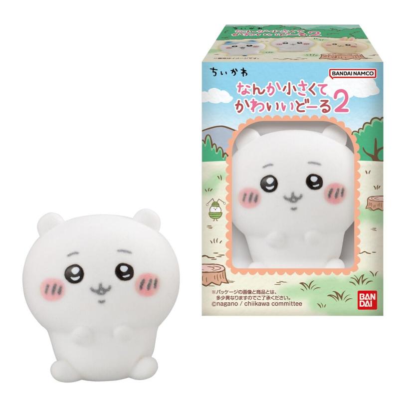 ちいかわ なんか小さくてかわいいどーる2 8個入りBOX (食玩)ちいかわに登場するキャラクター達のフロッキードール第2弾です。 フロッキーのふわふわ心地よい肌触りで、ちいかわたちを立体化 ラインナップは「ちいかわ」「ハチワレ」「うさぎ」のジャンプした姿に加えて、「ラッコ」「シーサー」「カブトムシ」「古本屋」「あのこ」の全8種類。 各種台座付となります。 自立するため「あのこ」には台座のみで支柱は付属しません。 ●フロッキードール1体(全8種) 1．ちいかわ 2．ハチワレ 3．うさぎ 4．ラッコ 5．シーサー 6．カブトムシ 7．古本屋 8．あのこ ●台座1式 ●ガム（ソーダ味）1個複数店舗にて販売をしておりますため、在庫データの更新が間に合わず、欠品にも関わらず、注文ができる場合がございます。その際は、キャンセルにて対応を取らせていただきます。当店はお電話のお問い合わせはお受けしておりませんので、ご了承ください。お問い合わせは、問い合わせフォームにてお願いをいたします。