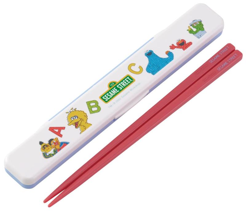 スケーター (skater) 箸 箸箱 セット 18cm 抗菌 セサミストリート 日本製 ABC3AG-Aサイズ:箸＝長さ18cm 箸箱＝幅19×奥行3.1×高さ1.3cm素材・材質:フタ＝AS樹脂 本体＝ABS樹脂 箸＝メタクリル樹脂 クッション＝シリコン樹脂セット内容・付属品:箸＋箸箱 生産国:日本SIAA(抗菌製品技術協議会)：認証マーク取得<br>抗菌材の種類：無機抗菌剤 加工方法：練込 加工部位：全体食洗機：可複数店舗にて販売をしておりますため、在庫データの更新が間に合わず、欠品にも関わらず、注文ができる場合がございます。その際は、キャンセルにて対応を取らせていただきます。当店はお電話のお問い合わせはお受けしておりませんので、ご了承ください。お問い合わせは、問い合わせフォームにてお願いをいたします。