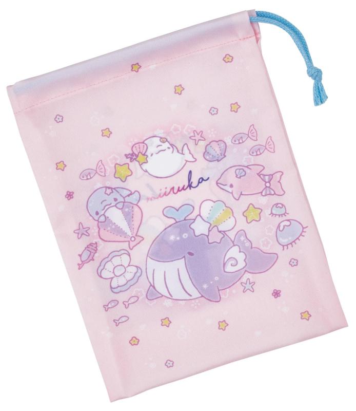 スケーター(Skater) 子供用 コップ 袋 巾着 弁当 日本製 キッズ みいるか 女の子 KB63S-Aサイズ：横15×高20×マチ幅7cm材質：ポリエステル100％原産国：日本複数店舗にて販売をしておりますため、在庫データの更新が間に合わず、欠品にも関わらず、注文ができる場合がございます。その際は、キャンセルにて対応を取らせていただきます。当店はお電話のお問い合わせはお受けしておりませんので、ご了承ください。お問い合わせは、問い合わせフォームにてお願いをいたします。