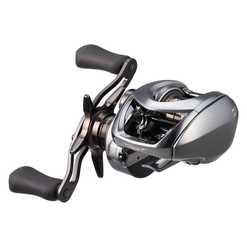 ダイワ(DAIWA) ベイトリール スティーズリミテッド CT SV TW 70XHEvolution of STEEZ　キャストするたび、アングラ―を喜びで満たす。【自重(g)】: 160【ギア比】：8.5【巻取り長さ(cm/ハンドル1回転)】：80【最大ドラグ力 (kg)】：4.5【ハンドル長(mm)】：85【標準糸巻量ナイロン(号-m)】：8-25～50、10-20～40【ベアリング(ボール/ベアリング)】：12/1複数店舗にて販売をしておりますため、在庫データの更新が間に合わず、欠品にも関わらず、注文ができる場合がございます。その際は、キャンセルにて対応を取らせていただきます。当店はお電話のお問い合わせはお受けしておりませんので、ご了承ください。お問い合わせは、問い合わせフォームにてお願いをいたします。