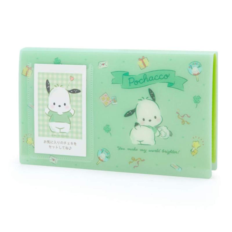 サンリオ(SANRIO) ポチャッコ チェキ用ポケットアルバム(エンジョイアイドル)本体サイズ:約19×1.5×11cm。主な材料・原料:PPたくさん集めたチェキを収納するためのアルバムです。表紙ポケットには、お気に入りの1枚を収納出来ます。60枚収納可能です。(C)1989,2019 SANRIO CO.,LTD.(P)パッケージ重量:0.06複数店舗にて販売をしておりますため、在庫データの更新が間に合わず、欠品にも関わらず、注文ができる場合がございます。その際は、キャンセルにて対応を取らせていただきます。当店はお電話のお問い合わせはお受けしておりませんので、ご了承ください。お問い合わせは、問い合わせフォームにてお願いをいたします。