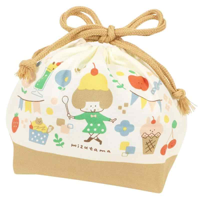 クツワ mizutamaさん お弁当袋 MU006 日本製サイズ：約W27×D13×H17cm材質：(本体)綿100％、(ヒモ)アクリル生産国：日本複数店舗にて販売をしておりますため、在庫データの更新が間に合わず、欠品にも関わらず、注文ができる場合がございます。その際は、キャンセルにて対応を取らせていただきます。当店はお電話のお問い合わせはお受けしておりませんので、ご了承ください。お問い合わせは、問い合わせフォームにてお願いをいたします。