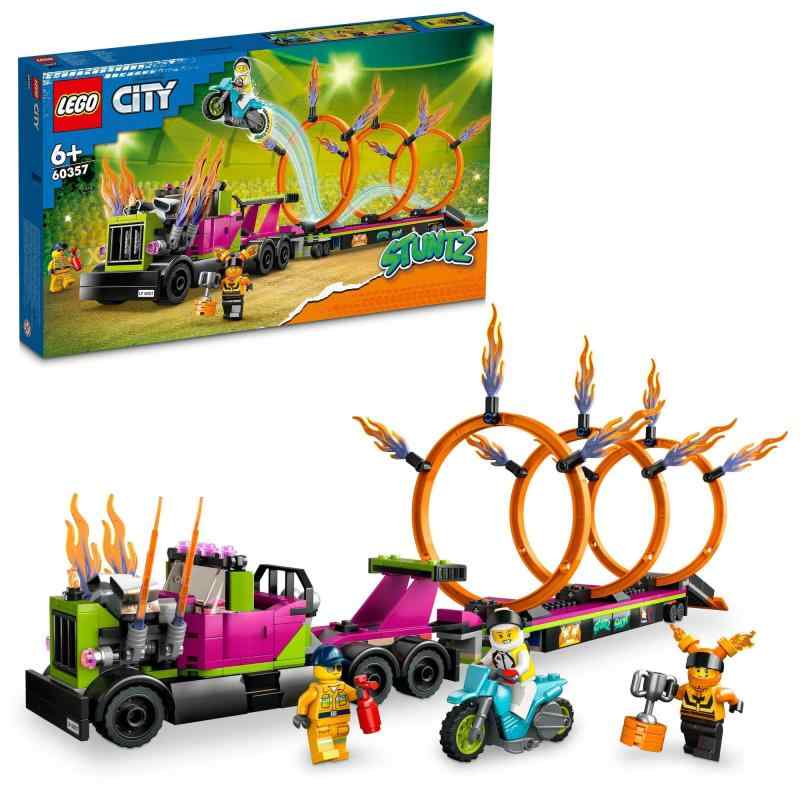 レゴ(LEGO) シティ トレーラートラックと火の輪くぐりチャレンジ 60357 おもちゃ ブロック プレゼント 乗り物 のりもの 男の子 女の子 6歳以上ノンストップ・アクション – レゴシティ スタント トレーラートラックと火の輪くぐりチャレンジ(60357)でアクション満載のスタント大会を開こう。セットの内容 – 排気筒から炎を吐くトラック、フライホイール動力のスタントバイク、火の輪を設置するトレーラートラックの組み立てに必要なパーツに、火の輪3個とミニフィギュア(トラック運転手、スタントライダー2体)が付属しています。楽しいギミック満載 – 火の輪の間隔を広げて、より難度の高いスタントにチャレンジいつでもよろこばれる贈り物 – レゴシティ スタントコレクションは、お誕生日やホリデーシーズンはもちろん、ちょっとしたごほうびにもぴったりです。(対象年齢:6才以上)完成サイズ – (約)高さ9cm x 長さ18cm x 幅9cm電池不要 – お子さまの創造力がエネルギーだからスタント中の燃料切れもありません。デジタル版組み立て説明書 – 本セットはスマホやタブレット向けのLEGO Builderアプリに対応し、ズームや回転の表示ツールを使って、3D表示されるモデルをあらゆる角度から確認しながら組み立てられます。創造力を育てる – レゴシティ スタントコレクションの主役はお子さまです。カッコいい乗りもの、建築物、ゆかいなキャラクターたちからひらめいた、ありえないごっこ遊びを楽しめます。乗り物 のりもの が好きな 6歳以上 男の子 女の子 向けのおもちゃ複数店舗にて販売をしておりますため、在庫データの更新が間に合わず、欠品にも関わらず、注文ができる場合がございます。その際は、キャンセルにて対応を取らせていただきます。当店はお電話のお問い合わせはお受けしておりませんので、ご了承ください。お問い合わせは、問い合わせフォームにてお願いをいたします。