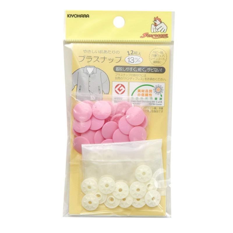 KIYOHARA サンコッコー プラスナップ 12組入 直径13mm ベビーピンク SUN15-71糸 ・ 針 不要で取り付けられる プラスナップ の 業務用 ・ 大容量 パック 。 金属アレルギー の方にも安心の プラスチック 製。ご注意:取り付けには、別売りの 卓上プレス (品番:SUN15-94)もしくは ハンディプレス (品番:SUN15-56)が必要です。 / 裏面ヘッドは表面と共色、 バネ ・ゲンコの色は全て オフホワイト です。プラスナップのサイズ:直径約13mm / 取り付けに最適な 生地 の厚み:圧縮して約1.5mm入数:12組入素材: ポリアセタール / 日本製複数店舗にて販売をしておりますため、在庫データの更新が間に合わず、欠品にも関わらず、注文ができる場合がございます。その際は、キャンセルにて対応を取らせていただきます。当店はお電話のお問い合わせはお受けしておりませんので、ご了承ください。お問い合わせは、問い合わせフォームにてお願いをいたします。
