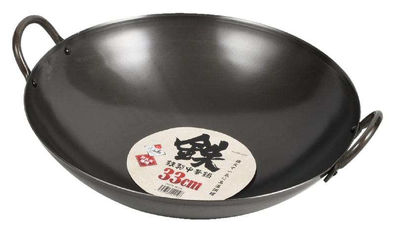パール金属 中華鍋 ブラック 33cm 鉄製 HB-4219サイズ:(約)幅38.5×奥行33×高さ12.5cm表面加工:本体/クリアラッカー塗装材料の種類:本体・取っ手/鉄寸法:33cm使用前の準備:流通段階での錆を防ぐために、全面にクリアラッカー塗装を施してあります。ご使用前に塗装を落としてください。その後、油を多めに入れてくず野菜を十分に炒めて、油をなじませてください。塗装の落とし方:食器用洗剤を付けたスポンジで洗い、水気を拭き取る。コンロのゴトクにのせ、中火で加熱します。フライパンが熱くなってきたら火を強め、中央から側面まで移動させながら全体に青っぽい色になるまで焼いてください。ご注意:素材が鉄のため、保管の際に水気や汚れ等を付着したまま保管されますと錆が発生します。錆が発生した場合には、錆を落とし水気を拭き取って油を塗ってから保管してください。ご注意:つけ置き洗いや食器洗い乾燥機には使用しないでください。錆の原因になります。複数店舗にて販売をしておりますため、在庫データの更新が間に合わず、欠品にも関わらず、注文ができる場合がございます。その際は、キャンセルにて対応を取らせていただきます。当店はお電話のお問い合わせはお受けしておりませんので、ご了承ください。お問い合わせは、問い合わせフォームにてお願いをいたします。