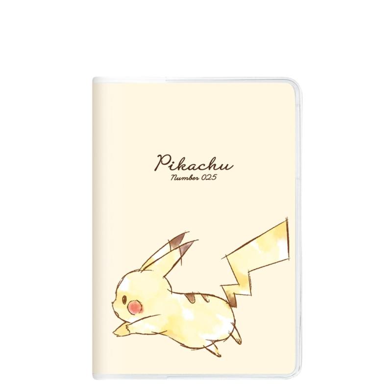 カミオジャパン ポケモン ピカチュウ 手帳 2025年 B6 マンスリー ダッシュ 304460 (2024年 10月始まり)【サイズ】横13×高18.5cm　B6マンスリー【材質】PVC 紙【掲載期間】マンスリー：2024年10月～2026年3月【付録】緊急連絡先リスト、切り取りメモ、祝・休日一覧、郵便料金表、パーソナルデータ、年齢早見表【商品説明】水彩タッチのピカチュウがカワイイデザインです。アンケートで人気のデザインです複数店舗にて販売をしておりますため、在庫データの更新が間に合わず、欠品にも関わらず、注文ができる場合がございます。その際は、キャンセルにて対応を取らせていただきます。当店はお電話のお問い合わせはお受けしておりませんので、ご了承ください。お問い合わせは、問い合わせフォームにてお願いをいたします。