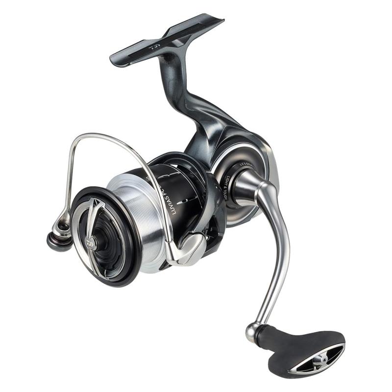 ダイワ(DAIWA) スピニングリール 24LUVIAS PC LT3000軽さの継承と進化　24LUVIAS【自重(g)】: 205【巻取り長さ(cm/ハンドル1回転)】：77【ギア比】：5.2【最大ドラグ力 (kg)】：10【ベアリング(ボール/ベアリング)】：9/1【標準糸巻量PE(号-m)】：0.8-200, 1.0-190複数店舗にて販売をしておりますため、在庫データの更新が間に合わず、欠品にも関わらず、注文ができる場合がございます。その際は、キャンセルにて対応を取らせていただきます。当店はお電話のお問い合わせはお受けしておりませんので、ご了承ください。お問い合わせは、問い合わせフォームにてお願いをいたします。