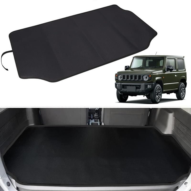 Temiry 新型ジムニー用 ラゲッジマット JB64W JB74W 専用 ラゲッジマット 撥水 荷台マット 汚れに強い 後部座席 滑り止め ゴム製 耐久性 取付簡単 ジムニー用 ブラック【車種専用】新型ジムニーの[JB64W]または新型ジムニーシエラの[JB74W]（2018-2021年式）専用ラゲッジマット、ピッタリ愛車に合わせてます。不要の時、ラゲッジマットに取付けられているベルクロで束ねればラゲッジボックスに収納できます。重さは約1kgで、キャンプ時にも持ち運びは便利です。【取付簡単】2ステップで取付完了 まず、後部座席びシートベルトを収納します。次は、荷台のサイズに合わせ、当該マジックテープを敷きます。純正の荷台に装着するだけなので、誰でも簡単に取り付けることができます。【汚れ防止・キズ防止】表地は繊維間の汚れの蓄積を防ぐ防水特性を満たしているゴム素材なので、普通に荷台の保護層で使用され、汚れ物積む/傷防止には必需品になります。汚れたら、濡れた布で拭ければもしくは水できれいにして汚れを取り除きます。裏地は撥水生地で、水が弾き、細かく水は殆ど通さない。濡れた荷物例え傘/キャンプ道具なら染み込む事はありません。【滑り止め可能】裏面に滑り止め加工を施し、特にラゲッジマットの上にお荷物が搭載された場合、お荷物がズルズル滑り落ちる心配はありません。ぴったり愛車に合わせますように、取付の時、後部座席及びシートベルトを収納した次第、マットを敷きます。【対応シーン】日常運転に荷台マットとしてご利用はもちろん、犬などペットマットとしてもご利用もできます。キャンプ道具など多少の汚れ物をガシガシ積むのに、または雨/雪の時、荷台が濡れないためにお使えます。車内を汚すことなく、きれい荷台なるのは嬉しいです。「ご注意：高い耐久性を求めるために、ゴムが採用され、パッケージからはじめて取り出しれば、少々匂いがあります。お手数ですが、下記のゴムの臭いを消す方法ご参照ください。(1)風通しのいい直接日の当たらないところに数日置いておくことでゴムの臭いをとります。(2)新品のラゲッジマットはゴムの臭いがきつい時、洗剤で洗い流すことで臭いを軽減できます。」複数店舗にて販売をしておりますため、在庫データの更新が間に合わず、欠品にも関わらず、注文ができる場合がございます。その際は、キャンセルにて対応を取らせていただきます。当店はお電話のお問い合わせはお受けしておりませんので、ご了承ください。お問い合わせは、問い合わせフォームにてお願いをいたします。