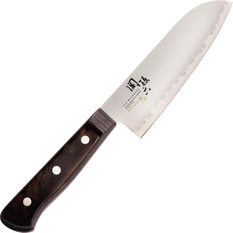 貝印 KAI 関孫六 小三徳 包丁 145mm 桃山日本製切れ味と研ぎやすさのハガネ本割込み三工程刃付け:刃付け後にできる角を滑らかに研磨。 食材の切断抵抗を小さくすることで 爽快な鋭い切れ味を実現。ハガネ三層鋼:刃材に切れ味が良く研ぎやすいハガネを採用した三層鋼。 ハガネの特性とステンレスのメンテナンス性の高さの融合を実現。フィット感に優れた積層強化木柄 重量バランスの良い本通し仕様材質 刃体:ハガネ複合材(刃材:炭素鋼 合わせ材:ステンレススチール) 柄:積層強化木サイズ:約42×270×18mm 刃渡り:約145mm 重量:約159g原産国:日本右利き左利き兼用の包丁になります。左利きの方でもご使用いただけますサビやすい 「ハガネ製」 です。 使用後は汚れを落とし、水分をよく 拭き取ってください。 汚れや水分を残したまま放置するとサビの原因となります複数店舗にて販売をしておりますため、在庫データの更新が間に合わず、欠品にも関わらず、注文ができる場合がございます。その際は、キャンセルにて対応を取らせていただきます。当店はお電話のお問い合わせはお受けしておりませんので、ご了承ください。お問い合わせは、問い合わせフォームにてお願いをいたします。