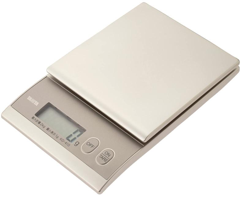 タニタ クッキングスケール キッチン はかり 料理 デジタル 2kg 1g単位 ゴールド KD-410-GD最大計量:2kg、最小表示:1g、文字高:15mm、機能:0表示(風袋引き)・地域設定機能付きサイズ(約):幅12.2×奥行18.6×高さ3.1cm、本体重量(約):287g (電池含む)生産国:中国使用電池:単4電池 ×2個 (お試し用電池付属/単4・24F・AAA×2個)素材・材質:ABS(アクリロニトリル・ブタジエン・スチレン)樹脂、PET、シリコーンゴムヘルシーでおいしい定食レシピ付複数店舗にて販売をしておりますため、在庫データの更新が間に合わず、欠品にも関わらず、注文ができる場合がございます。その際は、キャンセルにて対応を取らせていただきます。当店はお電話のお問い合わせはお受けしておりませんので、ご了承ください。お問い合わせは、問い合わせフォームにてお願いをいたします。
