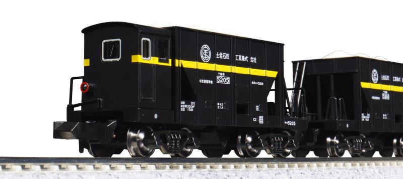 KATO Nゲージ ホキ5200 石灰石輸送列車 9両セット 特別企画品 鉄道模型 貨車 10-2007かつて四国で見られた有名な貨物列車、土讃本線斗賀野～多ノ郷間で運行されていた石灰石輸送列車を製品化。2両入の単品と操作室付の車両を含む9両セットをリリース。［7009-4 DF50 四国形］とあわせてお楽しみいただけます。9両セット2組と［10-2008 DF50 四国形 2両セット］を揃えることで、DF50重連牽引のフル編成を再現可能です。複数店舗にて販売をしておりますため、在庫データの更新が間に合わず、欠品にも関わらず、注文ができる場合がございます。その際は、キャンセルにて対応を取らせていただきます。当店はお電話のお問い合わせはお受けしておりませんので、ご了承ください。お問い合わせは、問い合わせフォームにてお願いをいたします。