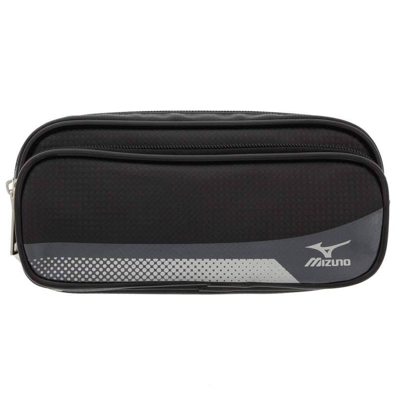 サンスター文具 ミズノ ペンケース Oシリーズ ダブル ブラック S1417290【シリーズ】MIZUNO【特徴】トレーニングウェアとして馴染み深いランバード、NX-Tなどをラインナップした人気シリーズ【仕様】本体2ポケット【本体サイズ】95×200×60mm【本体材質】PU・ポリエステル複数店舗にて販売をしておりますため、在庫データの更新が間に合わず、欠品にも関わらず、注文ができる場合がございます。その際は、キャンセルにて対応を取らせていただきます。当店はお電話のお問い合わせはお受けしておりませんので、ご了承ください。お問い合わせは、問い合わせフォームにてお願いをいたします。