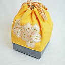 京都の和装小物　大原商店さんの商品 さくらの刺繍がしてあるかわいい巾着バック 七五三の際や、お正月・ひな祭りにも持っていただけます お宮参りにも大活躍 近年では卒業式シーズンにも活躍できそうな商品 商品詳細 サイズ 巾着袋なんで多少サイズに前後いたしますご理解くださいませ。 サイズ；縦約16センチ 横約11.5センチ 幅約11.5センチ 日本製 注意点 ※ディスプレイの設定によって色味が若干異なる事があります。 ※製品によって柄合わせの位置が異なる場合がございます。