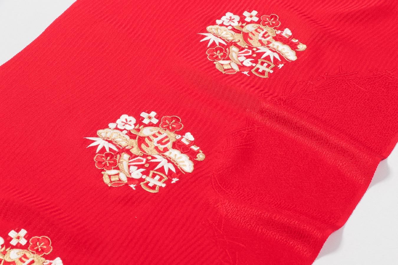 しごき帯 抱え帯 正絹 綸子の生地 松竹梅 宝尽くし 刺繍 赤 絹 地紋 刺繍 古典 衿...