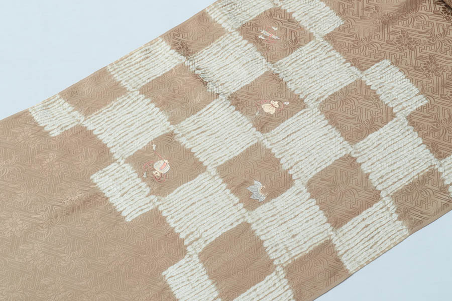 樂天商城 - 名古屋帯 反物 正絹 宝尽くし 刺繍 刺しゅう 茶色 市松模様 綸子 お茶席 おめでたずく めでたい 京都 染帯 染め帯 着物 帯 九寸名古屋帯 カジュアル お洒落 高級 着付け レディース 紬 小紋 木綿 きもの 着物 女性 和服 和装小物 着付け小物 単衣 袷 未仕立て