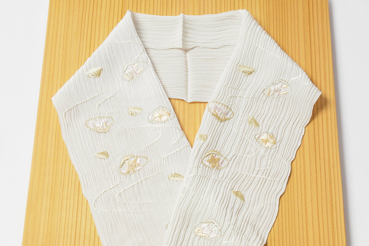 半衿 夏 白 楊柳 貝合わせ 刺繍 刺しゅう 衿秀 白い半衿 夏の半衿 着物 着物全般 普段 お稽古 衿元 綺麗 半襟 おしゃれ 大人 長襦袢 女性 和服 和装小物 着付け小物 カジュアル 可愛い 衿 襟 浴衣 ゆかた 小紋 小千谷 夏用半衿 夏着物