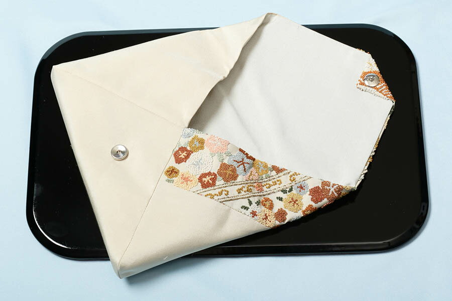 きもの おみたてやの相良刺繍入り 袱紗 茶道具 白 クリーム 数寄屋袋 刺しゅう マグネット バッグインバッグ 小さめ ふくさ おしゃれ 可愛い お茶 お茶会 お稽古 袱紗 バック 小物入れ お茶席 和装小物 和装 和服 ポーチ 着付け小物 和装バッグ 和柄 茶道 お稽古 袱紗入れ｜アングル3