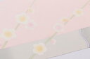 京都の小物屋さんを代表する1つの 加藤萬さんのみふじブランドの帯揚げです。 濡れ書きのような優しいタッチで描かれている梅の枝と花 その横には竹が描かれてます 一枚一枚丁寧に描かれた高級な帯揚げになります。 訪問着・付下げ・小紋・紬・無地などの着物に合わせて結んでいただけたらと思います。 10月〜5月の袷の時期 6・9月の単衣の時期 注意点 できるだけ商品と同じ色目を出すよう努力しておりますが、 表示画面等の違いから現物と色の違いが生じる場合がございます。ご了承くださいませ。