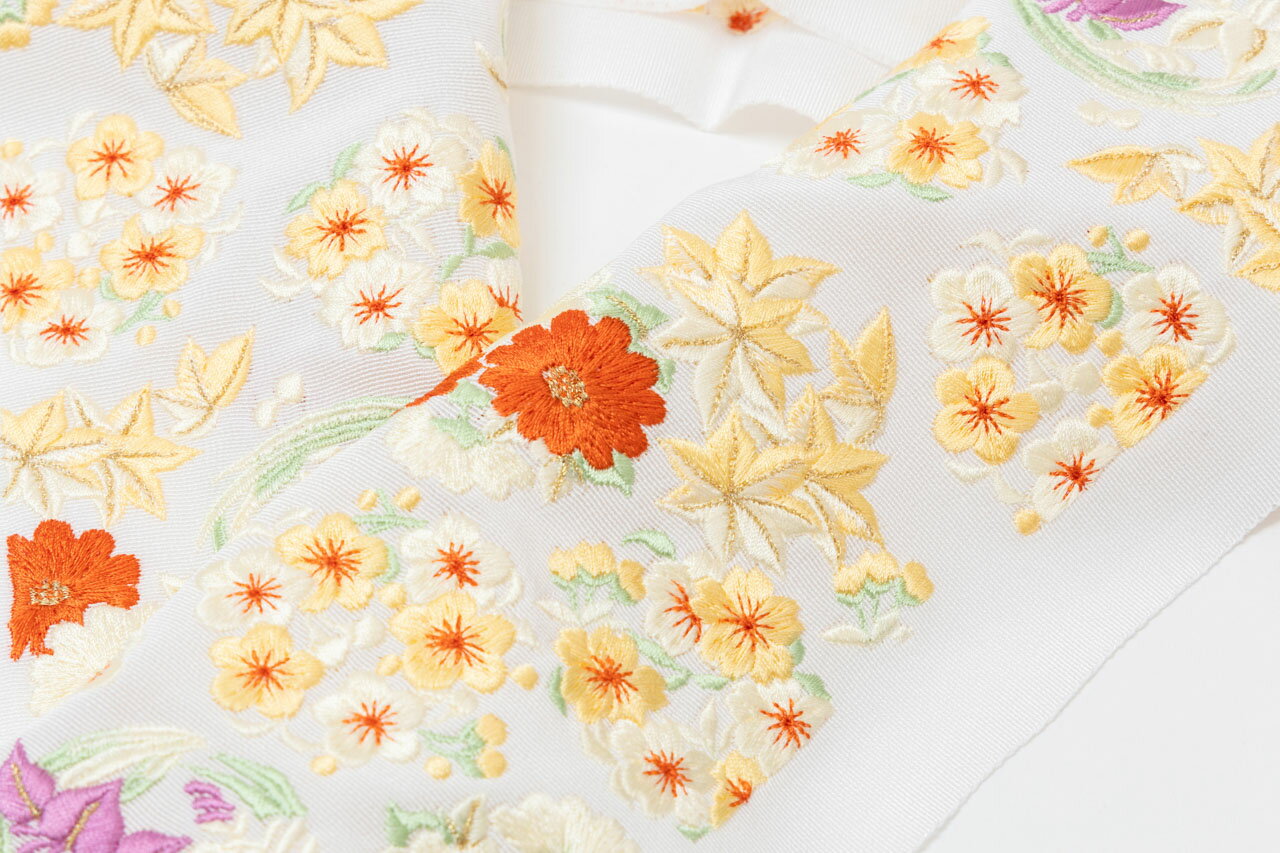 衿元華やか 高級花丸刺繍 半衿 正絹 刺繍衿 加藤萬 着物 京都 花丸 刺繍 半襟 新品 絹 振袖 高級 長襦袢 着物 きものお出掛け 成人式 十三参り 振袖 訪問着 付下げ 小紋 女性 和服 和装小物 着付け小物 フォーマル カジュアル 可愛い 正絹半衿 衿 襟