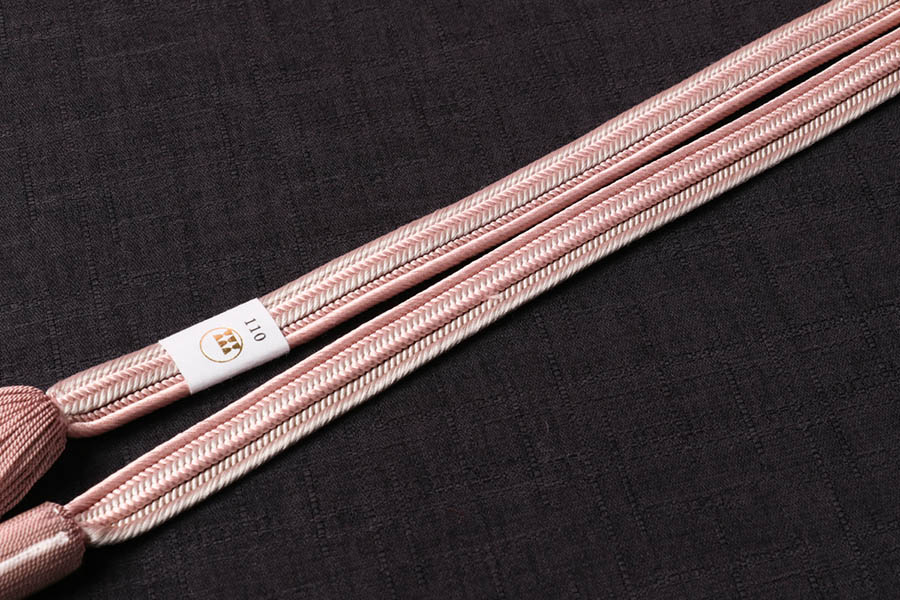 帯締め 正絹 組紐 縞組 ピンク グレー 渡敬 平組 袋帯 しゃれ袋 名古屋帯 帯 帯〆 着物 きもの 和服 和装用 小物 女性用 お洒落 おしゃれ 着付け小物 和装小物 着物 色無地 小紋 紬 木綿 日本製 国産 袷 単衣 カジュアル 小紋