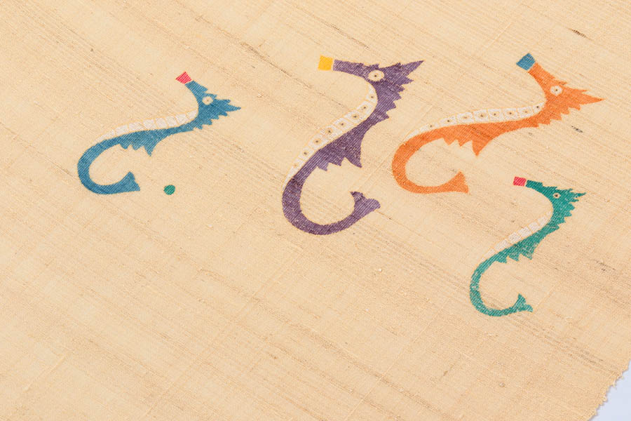 夏帯 麻 反物 お仕立て上がり 染め帯 染帯 タツノオトシゴ 手描き友禅 落款 作家 大江 泰山 夏用 帯 名古屋帯 九寸名古屋帯 夏物 カジュアル 単衣 和服 和装 和装小物 着付け 小物 夏の帯 夏の着物 涼しい 涼しげ お洒落 女性用 盛夏 紬 小紋