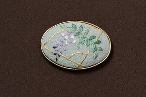 帯留め 刺繍 京都 末広 藤 日本刺繍 帯留 新品 帯どめ 金具 帯止め おしゃれ 手作り 訪問着 着物 小物 和装小物 和雑貨 付下げ 小紋 無地 紬 着物用 きもの用 かわいい ブローチ アクセサリー 飾り 着付け小物 和装 和服 和小物 日本製 カジュアル フォーマル