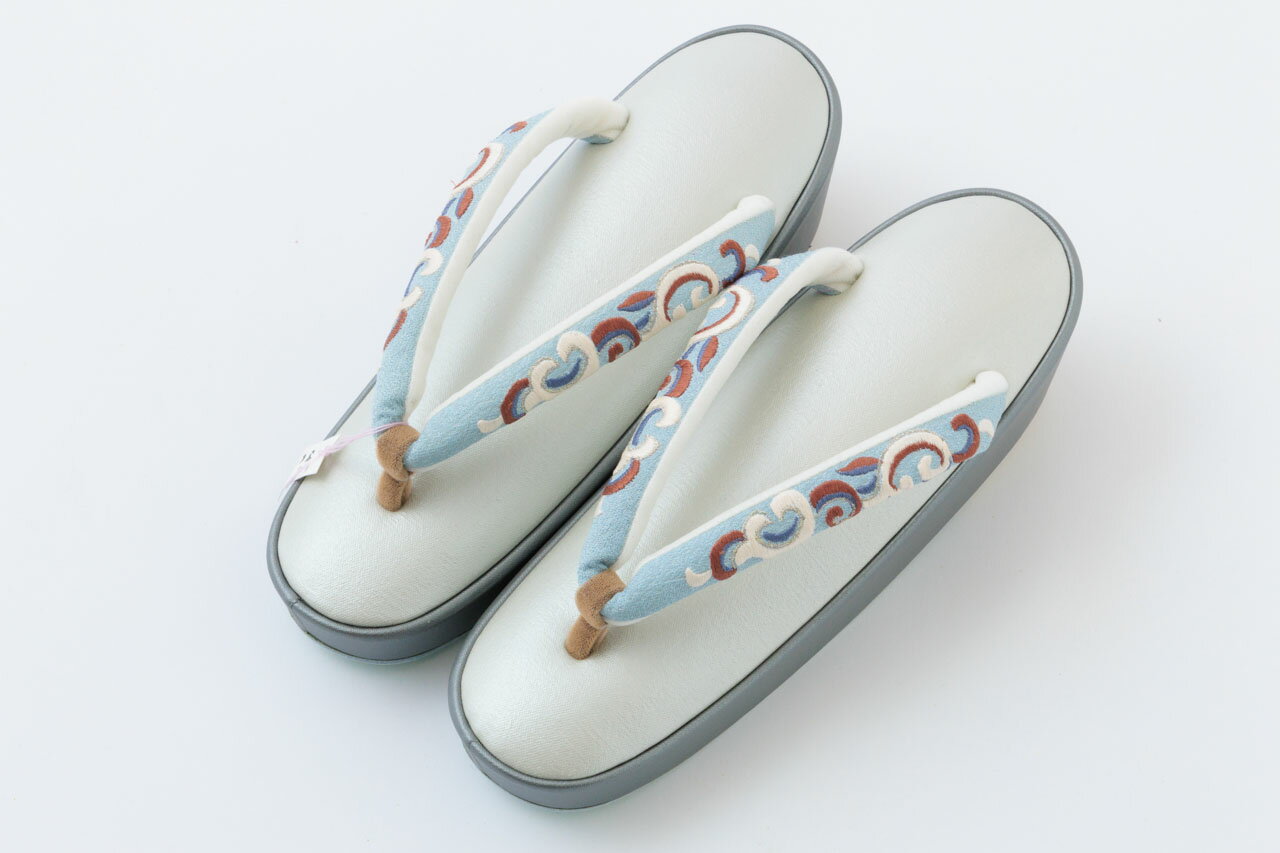 和小物さくら 真綿入り 草履 着物 帆布生地 光沢 刺繍鼻緒 京都 和小物 和服 和装 普段 レディース 普段 履き 鼻緒付き 訪問着 付下げ 小紋 無地 紬 和服 和装小物 女性 足に優しい ぞうり 着物用 お稽古 着付け 長時間 疲れない 履きやすい お洒落