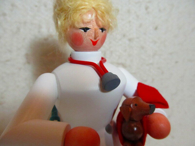 【即日発送可能】煙だし人形・女性の獣医さん お香立て　ザイフェン　エルツ　エルツのおもちゃ