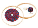 Wollmanufaktur Filgesの円型手織り機のセットです。 円型のフレームにタコ糸を張り、毛糸を織り込んでいきます。 指で毛糸を送って織るので簡単に作品が作れます。 ■内容：フレーム（φ21.5cm）、たこ糸、毛糸、針、説明書 織り機・イネス　 NIC社8800円 グラパット　森の中のNins9020円 WMリリアン　アースカラー3300円 シュトックマー ブロッククレヨン・24色木箱（蜜蝋クレヨン) 9900円 【メーカー直送】ままごとテーブル【ブロック社】13640円