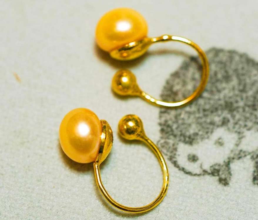 【付録】金属磨き用のクロスが付いています。ハリネズミのかわいいデザインです。 【スタッフコメント】可愛いアイテムなので、アニメ/ゲーム好きなお友達と分け合っても喜ばれます。普段使いにも、大切な日のプレゼントにもお使いいただける素敵なペンダントです。原作に出てきた武器がそのままデザインされた金属製のチャームです。イベントやパーティなどに着けていくのはもちろん、ウケ狙いで日常で使ってもかわいいです。チェーン部分を短くしたりキーホルダーに付け替えるのもありです。ミニチャームで手ごろなサイズなので、バッグチャームやキーホルダー、 ストラップとしてなど、いろいろな使い方が楽しめます！ 【仕様】サイズ：1.4cm程度